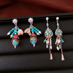 Pendientes colgantes vintage con cuentas turquesas, perlas y detalles de circón.