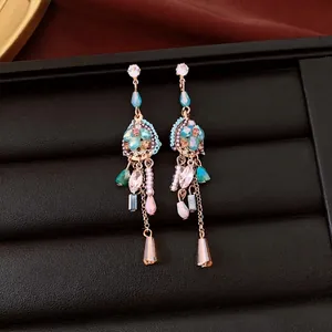 Elegantes pendientes vintage de plata con cuentas turquesas y detalles de cristal