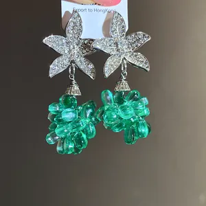 Detailansicht stilvoller Blumenohrringe aus Silber mit smaragdgrünen Perlen