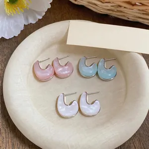 Orecchini a cerchio a C in resina con perni in argento, set di tre colori pastello.