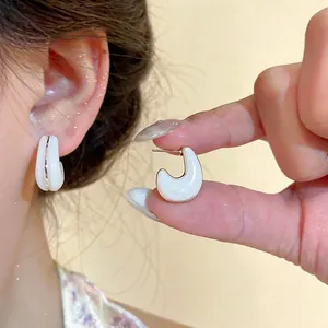 Eleganti orecchini a perno geometrici in resina bianca con perni in argento S925 di lusso
