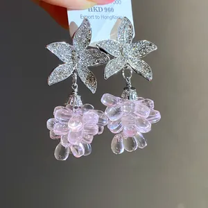 Exquisite Detail der silbernen Blumenohrringe mit rosafarbenen Kristallperlenbüscheln
