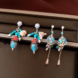 Vista detallada de pendientes vintage con cuentas turquesas y cristales finos