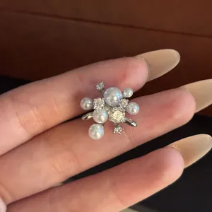 Elegante ear cuff in perle e zircone design francese a fuochi d'artificio in colore argento