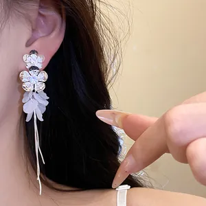 Vue détaillée de boucles d'oreilles en argent avec fleurs en zircon et longs glands