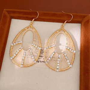 Boucles d'oreilles pendantes élégantes en strass goutte d'eau avec détails tissés