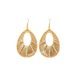 Élégantes boucles d'oreilles goutte d'eau avec fil d'or et strass étincelants