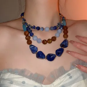 Collier multicouche style ethnique en perles de résine acrylique bleu et ambre.