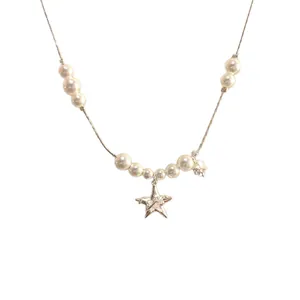 Elegante collana di perle con pendente a stella in zircone su una catena d'argento