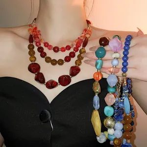 Collier de perles en résine multicouche coloré sur un mannequin pour un look rétro ethnique.