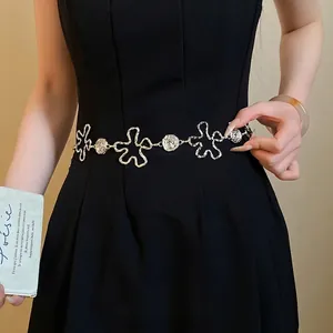 Ceinture chaîne de taille fleur évidée en métal argenté élégante pour femme accessoire