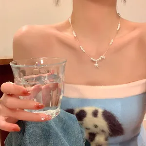 Dettaglio ravvicinato di un'elegante collana di perle con ciondolo a stella in zircone