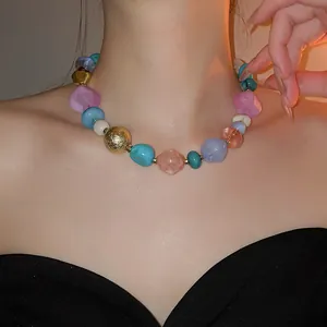 Vue rapprochée d'un collier ras du cou en perles de résine acrylique sur un mannequin