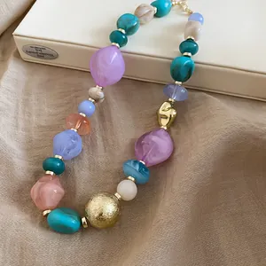 Détail montrant la texture et les couleurs d'un collier ethnique rétro en perles de résine
