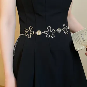 Chaîne de taille vintage en métal argenté avec fleurs évidées sur une robe noire