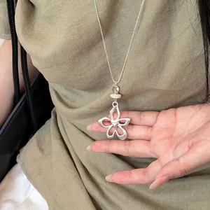 Collana con pendente a cuore fiore traforato in stile coreano