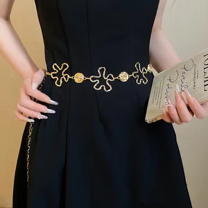 Vue détaillée de la chaîne de taille de luxe vintage en métal à fleurs ajourées.