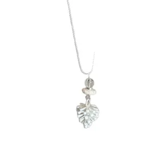 Collana in stile coreano con ciondolo a fiore cavo bianco su catena d'argento per donna