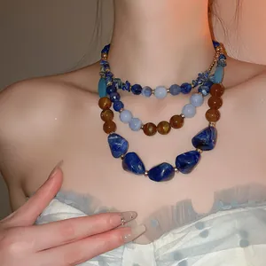 Collier bohème multicouche en perles d'acrylique avec pierres de résine bleues et ambre