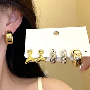 Juego de pendientes de botón redondos dorados irregulares con diseño de cola de pez