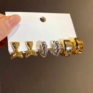 Elegante conjunto de pendientes vintage de cola de sirena y aros en dorado y plateado