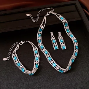 Parure di gioielli vintage con pietre blu ovali e scintillanti strass di cristallo