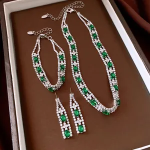 Dettaglio di un set di gioielli vintage di lusso con zirconi ovali verdi e finitura argento.