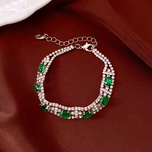 Dettaglio del bracciale vintage in argento con zirconi ovali verde smeraldo e strass.