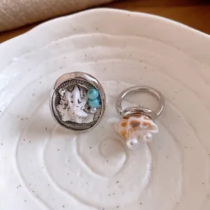 Anello aperto elegante a tema marino con perle e conchiglie