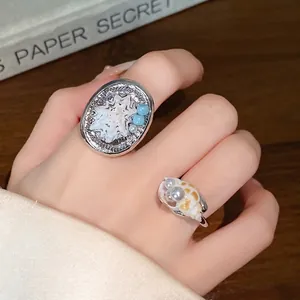 Elegante anello regolabile minimalista con perla e conchiglia naturale, finitura argento