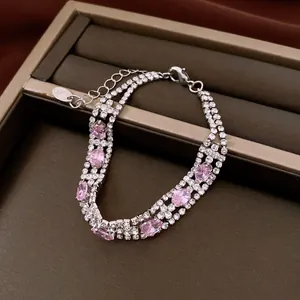 Primo piano di un elegante bracciale vintage con pietre ovali rosa e strass