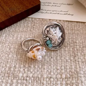 Elegante set di anelli regolabili con conchiglie e perle con estetica a tema spiaggia