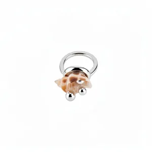 Anello moderno in argento con conchiglia naturale e incastonatura a sfere