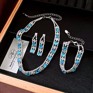 Vista dettagliata del set di gioielli vintage in zirconia blu con pietre ovali argentate