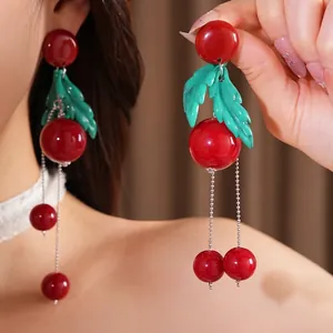Eleganti orecchini a ciliegia in resina con foglia verde e nappa argento