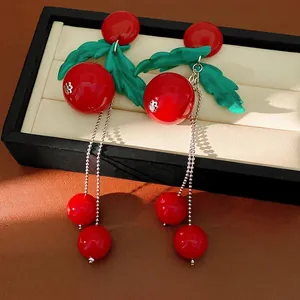 Eleganti orecchini a ciliegia in resina rossa con foglie verdi e nappe a catena d'argento