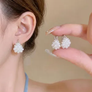 Eleganti Orecchini a Bottone Francesi con Perle Artificiali a Cesto di Fiori per Donna Orecchini a Cerchio Placcati in Argento