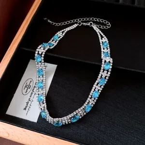 Primo piano di una collana vintage a due fili con pietre blu ovali e zirconi