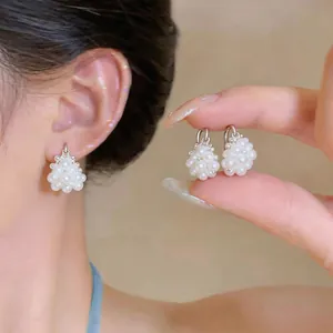 Eleganti orecchini di perle in stile francese con un delicato design a cesto di fiori