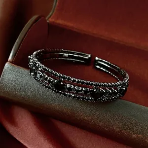 Elegante brazalete elástico multicapa de cristal negro con diseño de lujo vintage
