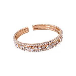 Elegante brazalete abierto elástico multicapa de oro rosa con pedrería y estilo vintage