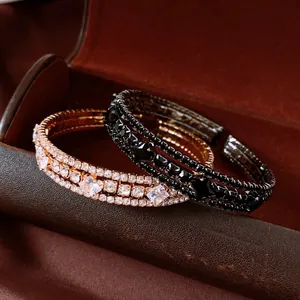Vista detallada de las pulseras elásticas de varias filas con diamantes de imitación