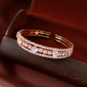 Vista detallada del lujoso brazalete multicapa en oro rosa con circonitas brillantes