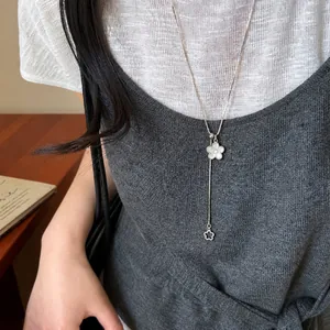 Elegante collana regolabile color argento con un delicato ciondolo a forma di fiore.