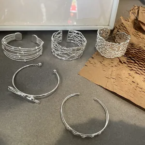 Bracciale Rigido Aperto in Rame Galvanizzato Svuotato Stile Coreano per Donna Bracciale a Polsino Regolabile in Argento Minimalista Gioielli