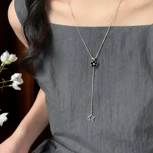 Elegante collana regolabile in argento con ciondolo a fiore nero e stella per donna