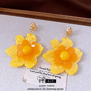 Pendientes de flor de resina amarilla con agujas de plata S925 para un estilo veraniego.