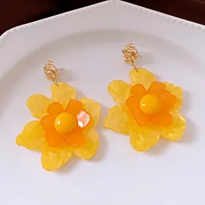 Pendientes de flores de resina amarilla con elegantes tuercas de rosa dorada mujer