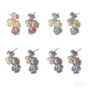 Eleganti orecchini a lobo a fiori in smalto multicolore in varie tonalità pastello