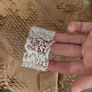 Vista dettagliata del raffinato motivo floreale di questo bracciale rigido argento